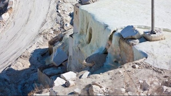 Конкурсная комиссия допустила две компании ко второму туру конкурса на разработку месторождения белого мрамора Акарт &mdash; Tazabek