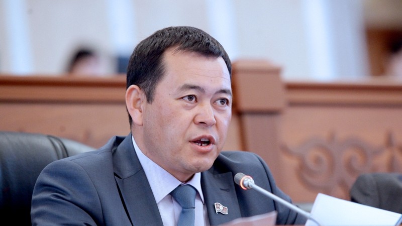 Почему поставщики грузов в Таджикистан используют наши унифицированные тарифы, при этом разрушая дороги? - депутат М.Бакиров &mdash; Tazabek