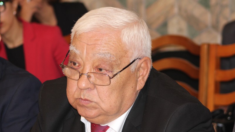 Главу &laquo;Кыргыз Темир Жолу&raquo; А.Ногойбаева давно нужно было выгнать и возбудить уголовное дело, - депутат Р.Момбеков &mdash; Tazabek