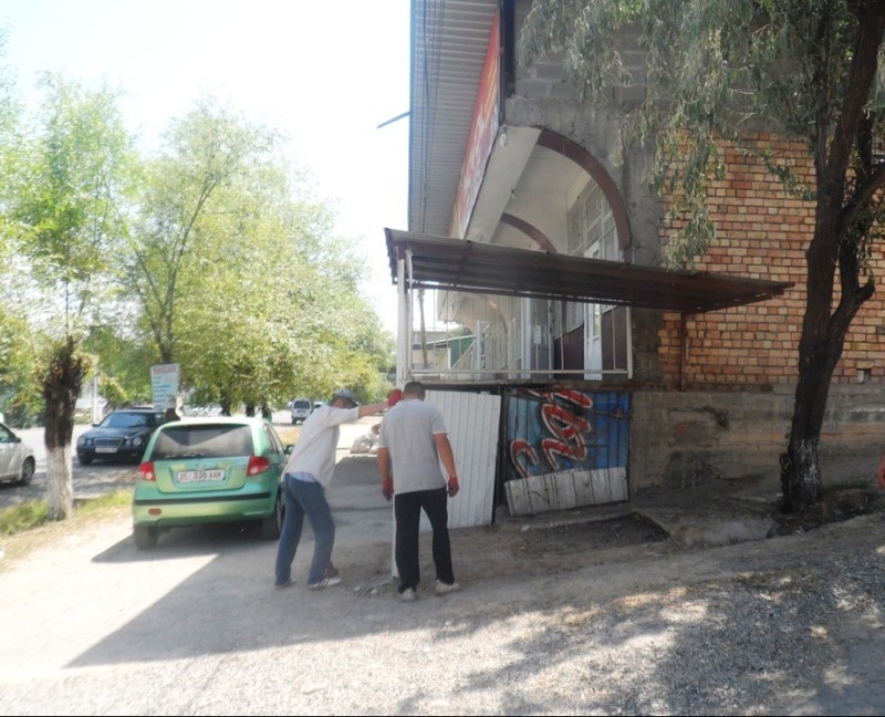 Мэрия Оша снесла 3 торговых павильона, 5 торговых навесов, 21 прилавок &mdash; Tazabek