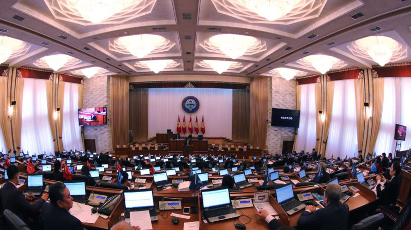 Год уже прошел, роста нет, а министр экономики до сих пор сидит, - депутат &mdash; Tazabek