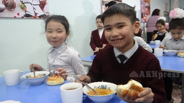Билим берүү министрлиги: Өлкөдөгү 1 миң 146 мектеп ысык тамак менен камсыздалды