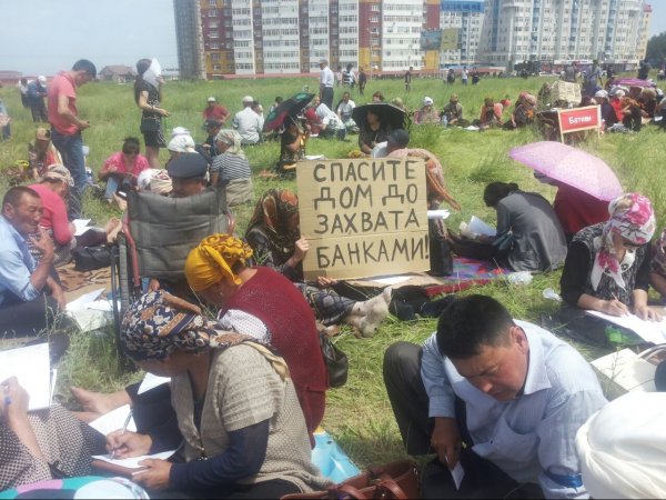 У посольства США проходит митинг с требованием кредитной амнистии (фото) &mdash; Tazabek