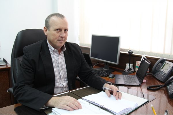 Один из вице-президентов &laquo;Кумтор Голд Компани&raquo; Л.Лоу вернулся в КР после отпуска, второй &mdash; М.Бертон заболел, - президент КГК Д.Дежарден &mdash; Tazabek