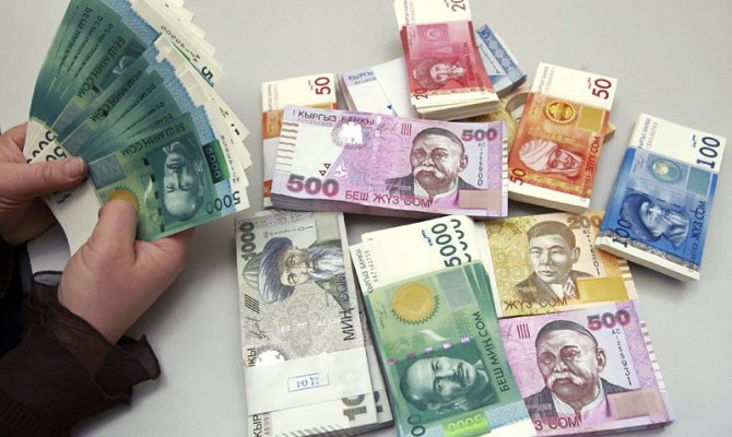 Экономист: Зарплата по министерствам сильно различается, в одном главный специалист получает 4 тыс. сомов, в другом &mdash; 40 тыс. &mdash; Tazabek