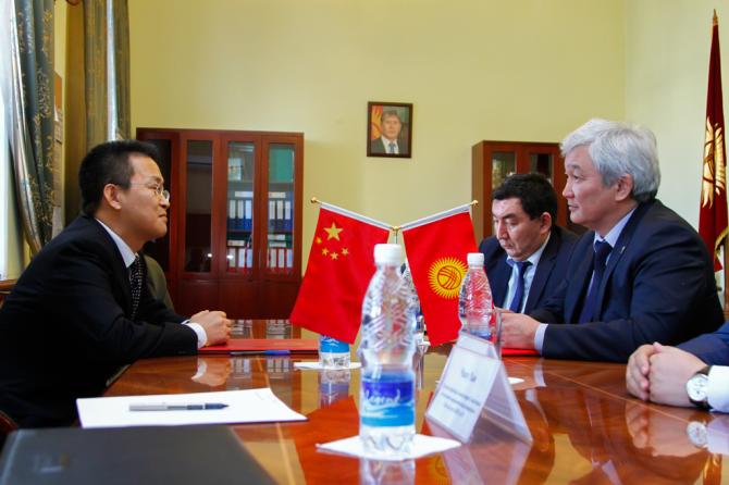 В мэрии подписали акт сдачи и приемки проекта реабилитации дорог Бишкека за счет гранта КНР &mdash; Tazabek