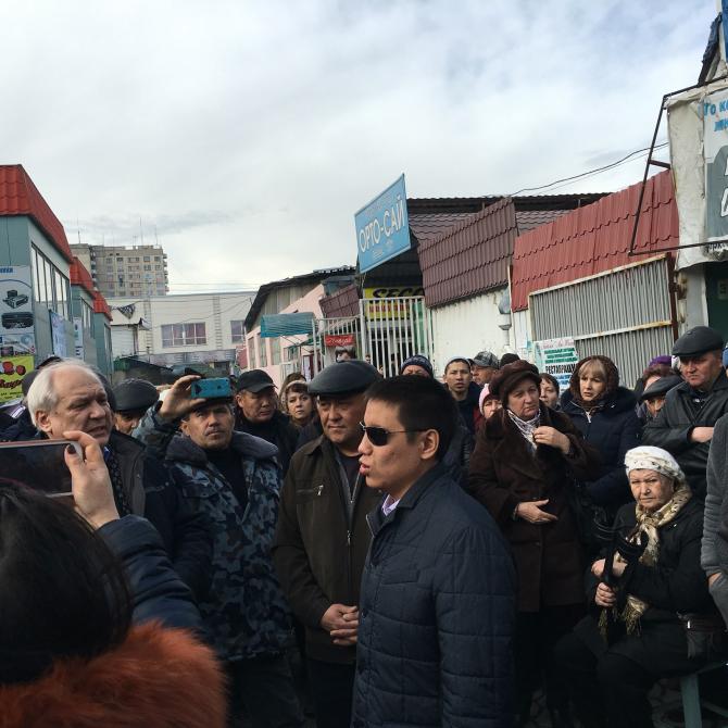 Фото, видео &mdash; Продавцы Орто-Сайского рынка пожаловались, что Соцфонд поднял размер соцотчислений в 4,6 раза &mdash; Tazabek