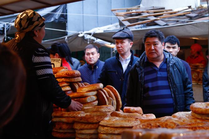 Фото &mdash; На Ошском рынке прошел очередной рейд по устранению фактов стихийной торговли &mdash; Tazabek