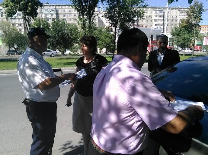 Автоводитель порвала акт, выписанный инспектором ГНС о неуплате налога на транспортное средство (фото) &mdash; Tazabek