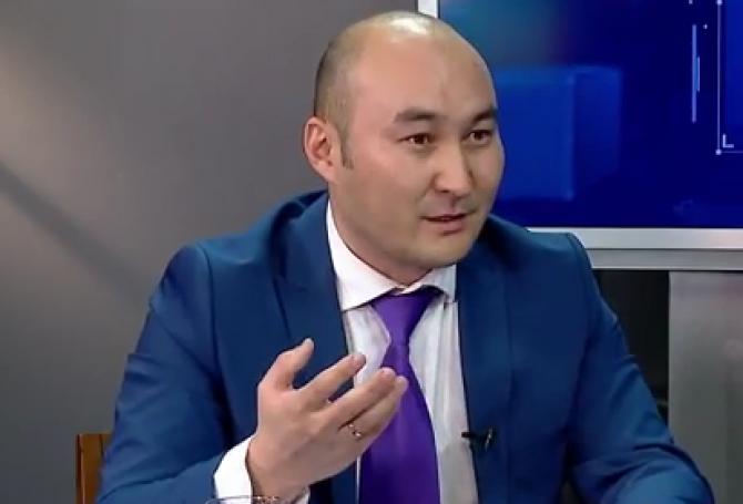 НБКР одной рукой продает сомы, другой рукой снова же эти сомы и покупает, - экономист &mdash; Tazabek