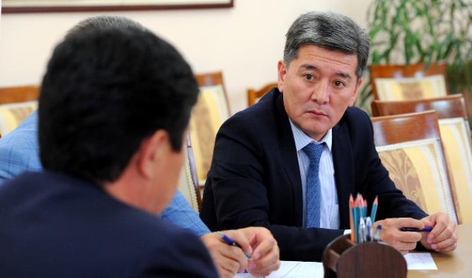 Глава Минтранса несет персональную ответственность за своевременный ремонт автодорог Бишкек&ndash;аэропорт &laquo;Манас&raquo; и Балыкчы&ndash;Корумду, - вице-премьер А.Карашев &mdash; Tazabek