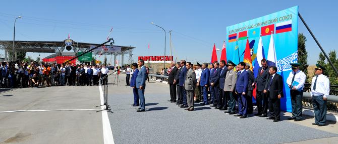 Видео &mdash; Как показали казахские, российские и белорусские ТВ-каналы открытие кыргызско-казахской таможенной границы? &mdash; Tazabek