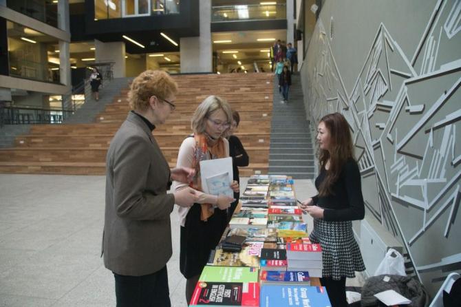 В АУЦА прошла выставка книг и презентация от издательского дома &laquo;Hertfordshire Press&raquo; &mdash; Tazabek