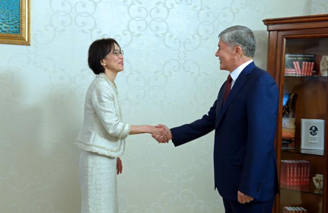 Президент А.Атамбаев и директор постоянного представительства АБР в КР Рие Хираока обсудили вопросы сотрудничества по проектам в сфере инфраструктуры &mdash; Tazabek