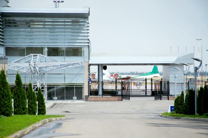 С 20 марта заезд автомашин и вход авиапассажиров зала официальных делегаций аэропорта &laquo;Манас&raquo; осуществляется с восточной стороны АВК &laquo;Манас-2&raquo; &mdash; Tazabek