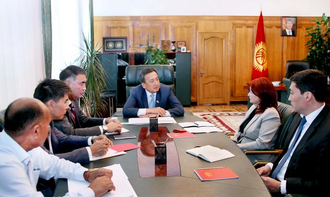 Спикер ЖК А.Жээнбеков обсудил с главой представительства ЕБРР в КР Л.Монастырли расширение сотрудничества с банком &mdash; Tazabek