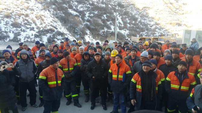 Фото &mdash; На месторождении Талдыбулак Левобережный продолжается забастовка работников &mdash; Tazabek