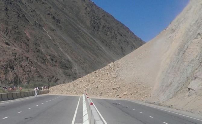 По автодороге Бишкек&mdash;Торугарт, на участке которой произошел обвал, еще не произведена приемка работ, - министр &mdash; Tazabek