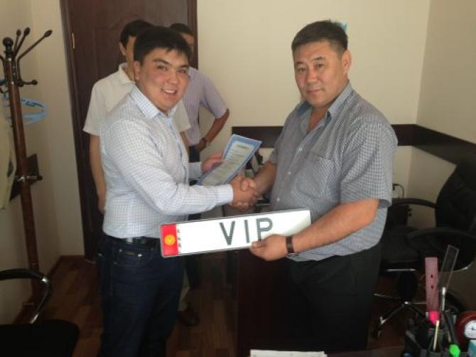 ГРС продала 6 именных автомобильных номеров стоимостью 100 тыс. сомов  каждый, в том числе с названием партии &mdash; Tazabek