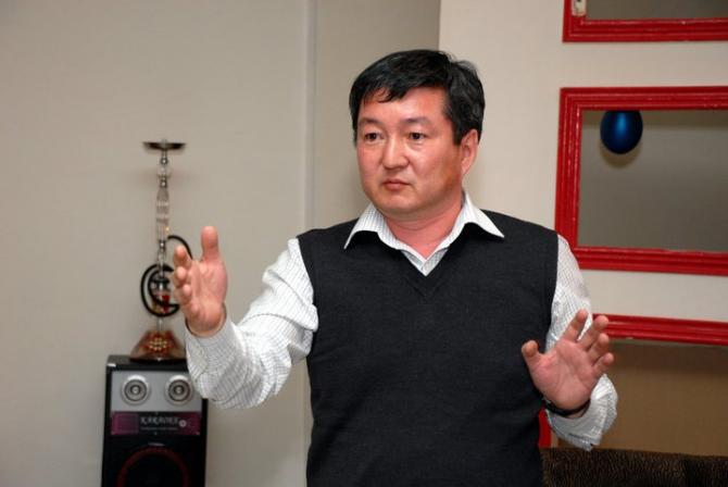 Слабо верится, что один человек спекулирует валютой, но всегда на рынке были крупные игроки, - экономист А.Мокенов &mdash; Tazabek