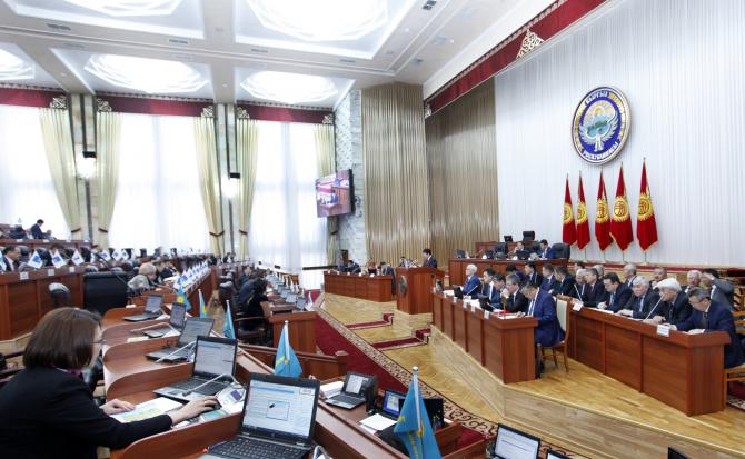 Спикер А.Жээнбеков: В 2009 году тогдашнее правительство хвасталось выдачей 100 млн сомов кредитов фермерам, а сегодня за год обещают выдать 5 млрд сомов &mdash; Tazabek