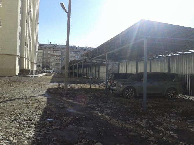 В 12 микрорайоне выявлено незаконное строительство навесов для автостоянки, проводимое 2 стройкомпаниями &mdash; Tazabek