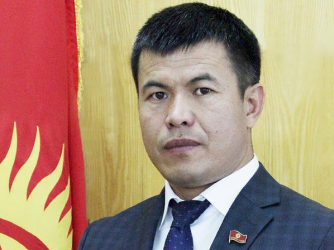 Фонд развития подал в суд на фермеров и отбирает трактора, полученные в лизинг у &laquo;Кыргызайылсервиса&raquo;, - депутат О.Бакиров &mdash; Tazabek