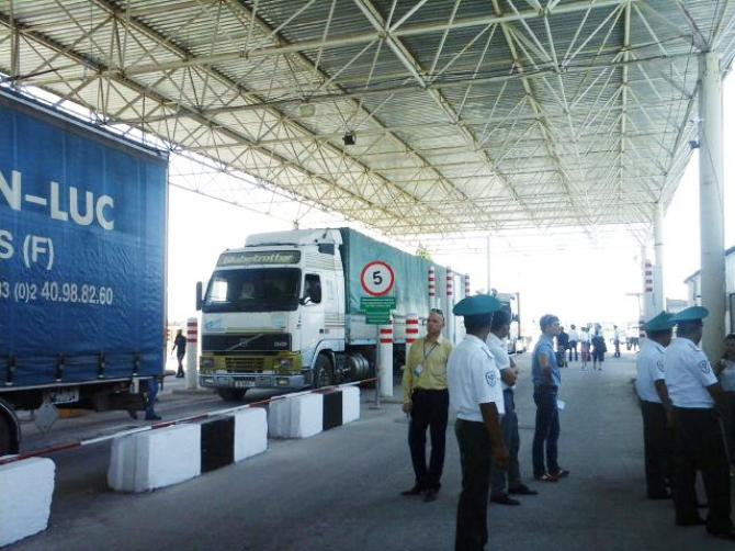 Глава КПП &laquo;Ак-Тилек&raquo;: Сейчас убрали понятие &laquo;таможенная декларация&raquo; &mdash; Tazabek