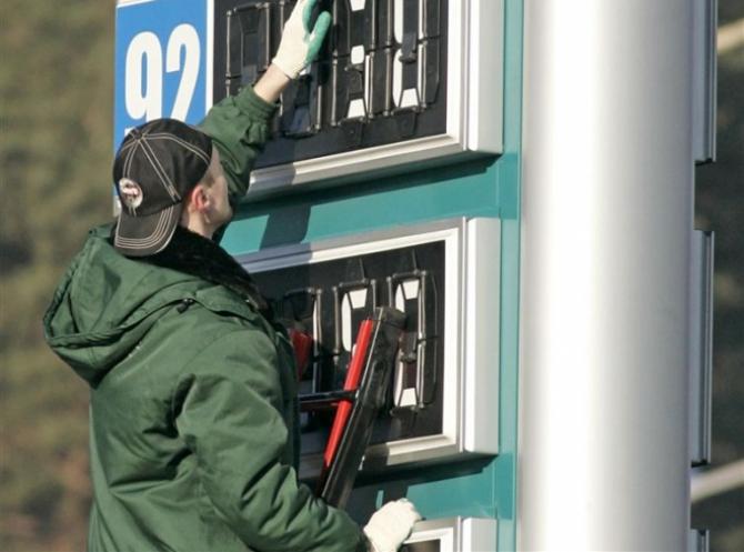 Жогорку Кенеш рассмотрел предложение ввести рейдовый налоговый контроль по применению контрольных пломб при учете и контроле движения ГСМ &mdash; Tazabek