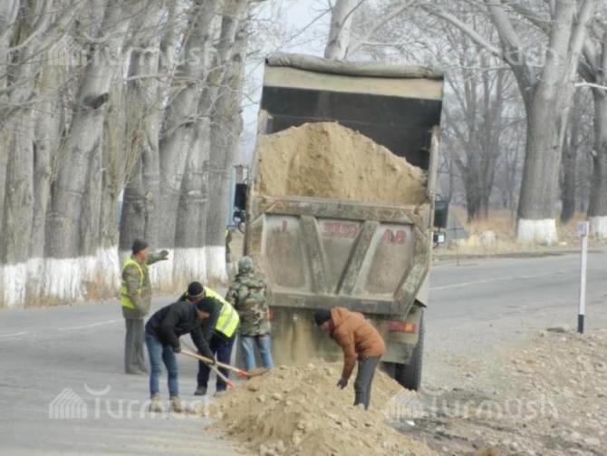На имя премьера Т.Сариева поступила объяснительная от замминистра У.Уезбаева о ситуации вокруг строительства дороги Балыкчы&mdash;Тамчы&mdash;Чолпон-Ата&mdash;Корумду &mdash; Tazabek