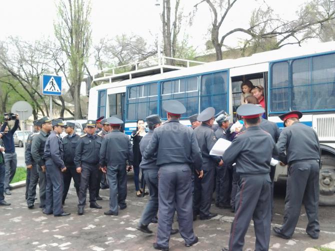 За невыполнение решения суда участники акции, организованной Народным комитетом по защите прав заемщиков, доставлены в территориальное УВД &mdash; Tazabek