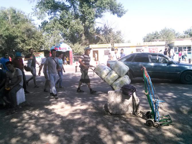 Минэкономики призывает торговцев &laquo;Дордоя&raquo; провозить товары не тюками, а цивилизованным путем &mdash; Tazabek