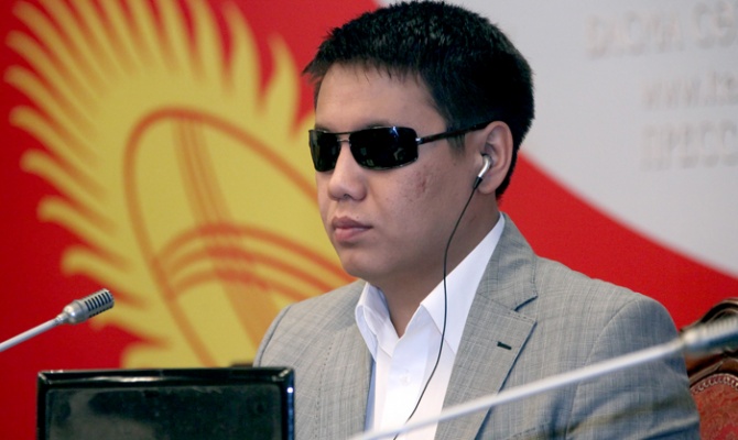 Знаете, какие большие деньги делают на иностранцах, - депутат Д.Бекешев об открытии казино возле аэропортов &mdash; Tazabek