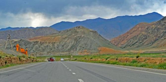 На 272-360 км дороги Бишкек&mdash;Торугарт прокладывают второй слой асфальта, общая толщина составляет 12 см &mdash; Tazabek