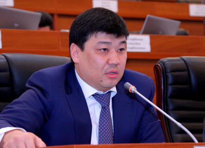 Товарооборот КР составляет $7 млрд по курсу 64 сома за доллар, а на улице курс &mdash; 75 сомов, - депутат &mdash; Tazabek