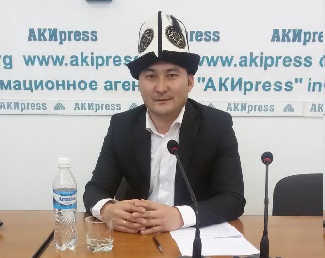 Экономист К.Чороев предлагает ввести фиксированный курс доллара к сому из-за того, что нацвалюта не выполняет свои функции &mdash; Tazabek