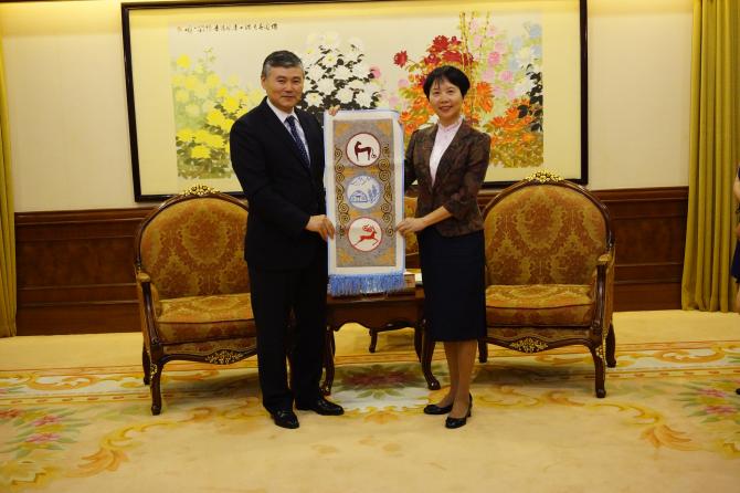 Генконсул КР и вице-мэр Фошани обсудили торгово-экономическое сотрудничество &mdash; Tazabek