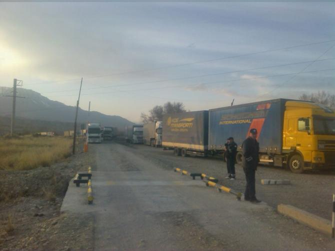 На КПП в селе Ат-Баши количество скопившихся большегрузных автомашин увеличилось до 200, - водители (фото) &mdash; Tazabek