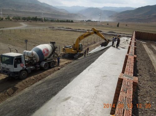 Заливка бетона защитной кладки