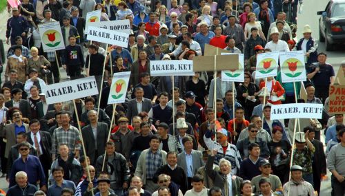 2005-жылдын 24-марты. А.Атамбаев катышкан Ала-Тоо аянтындагы митинг