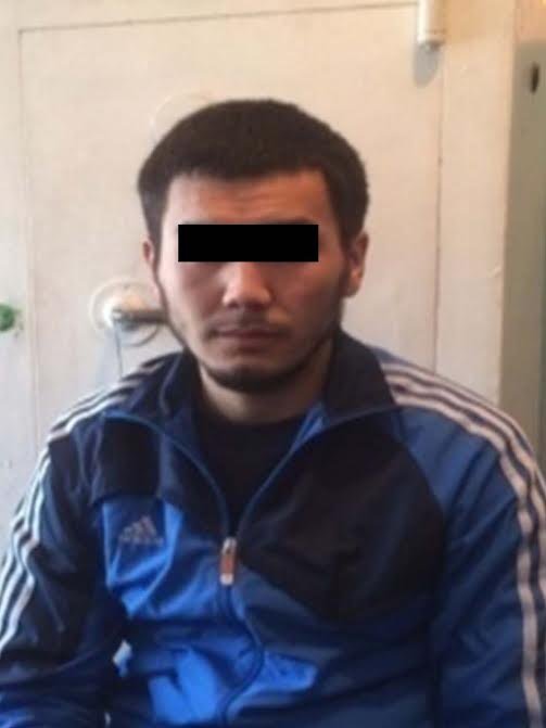 Бисексуалды адамның пікірлері Догги стилінде тұрған қыздардың үлкен есектерін көрсететін фотосурет.