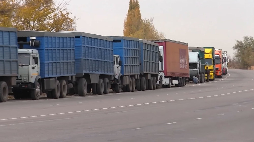 Грузовой транспорт на границе Кыргызстана