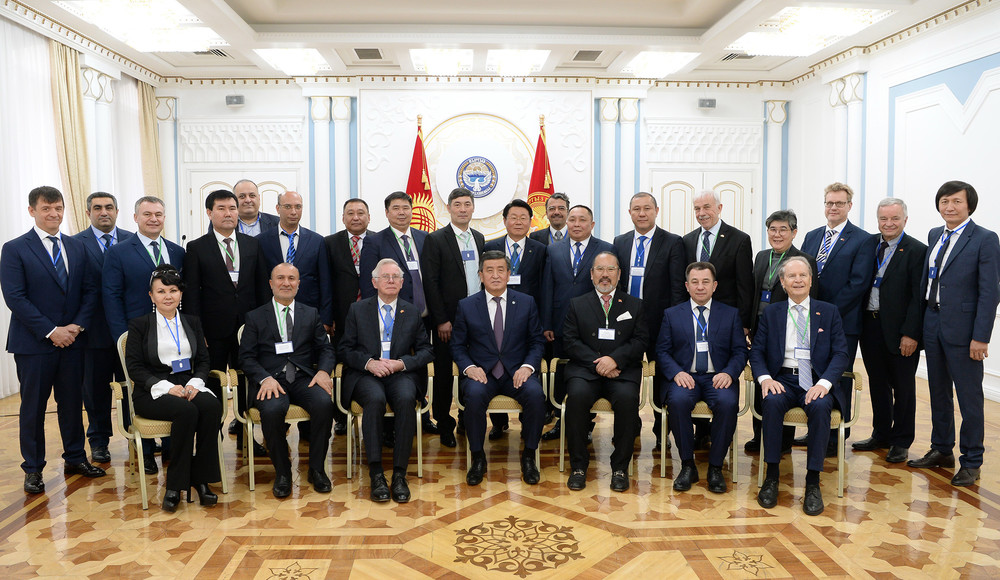 Сооронбай Жээнбеков ардактуу консулдар менен