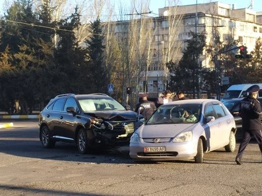 А.Токомбаев менен Байтик баатыр көчөсүндөгү жол кырсык