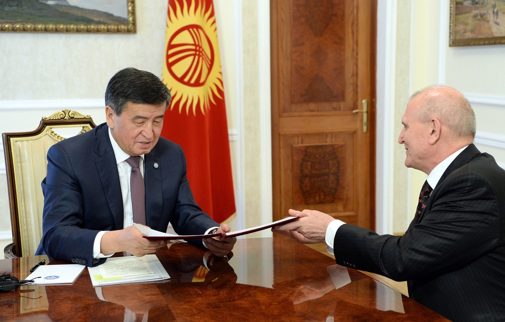 С.Жээнбеков менен элчи Н.Удовиченко