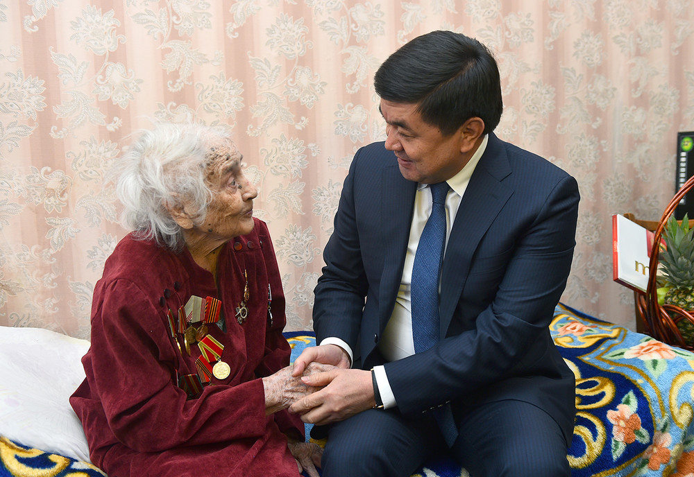 Ардагер Любовь Костылева жана өкмөт башчы М.Абылгазиев