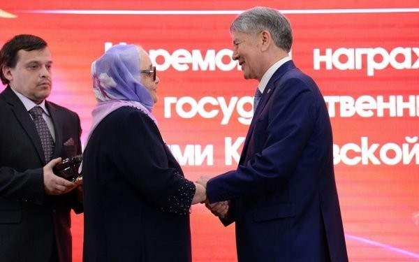 А.Атамбаев жана Э.Раззакова, орден тапшыруу учурунда // 2016-жыл