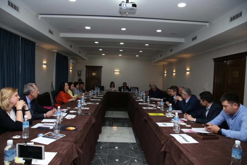 Вице-премьер Ж.Разаков на обсуждении вопросов нелегальной торговли