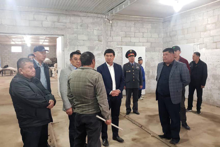 М.Абылгазиев на строительстве убойного цеха