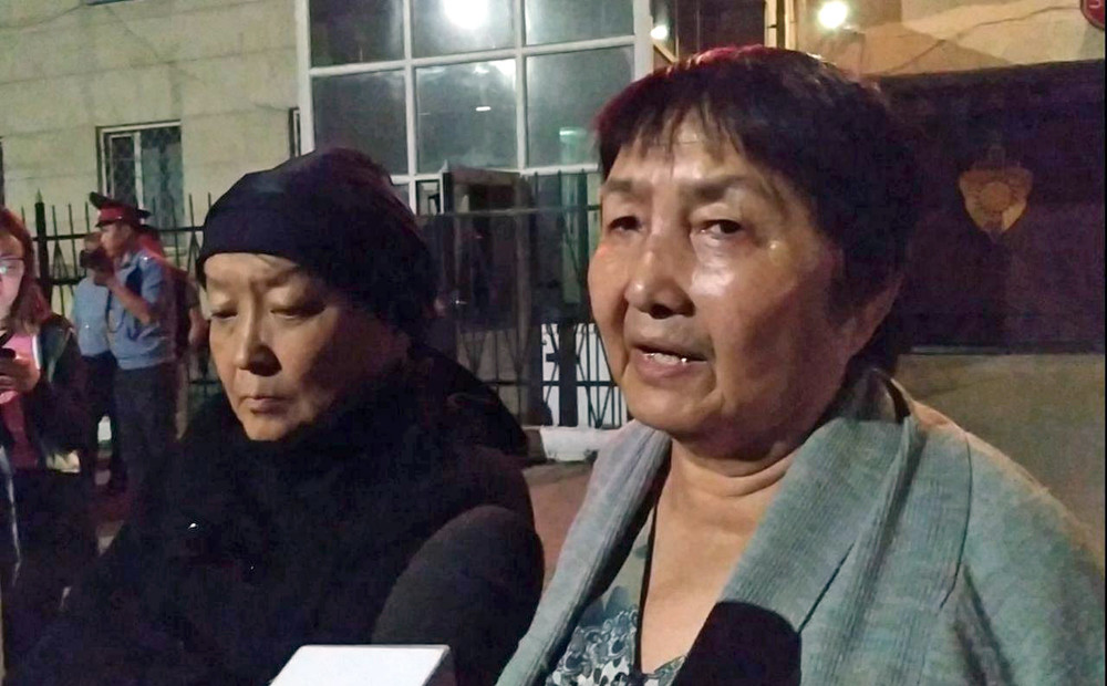 Майрам Салянова у здания ГУВД Бишкека после задержания Аиды Саляновой